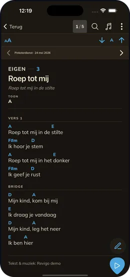 Een lied met de akkoorden boven de tekst.