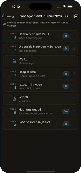 Een setlist die met het hele team is gedeeld, met de naam van wie hem klaarzette.
