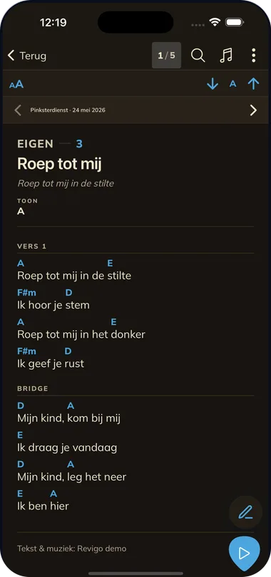 Revigo op een telefoon: een lied met de akkoorden boven de tekst, in donkere modus.